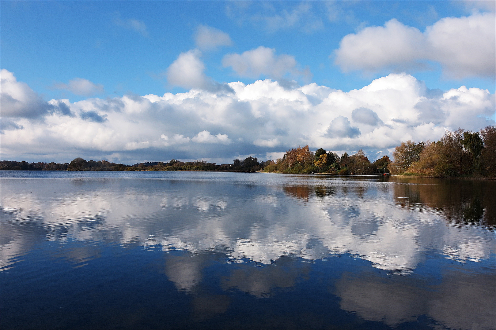 Wolkenspiegelung im Kleinen Plöner See am 11. November 2016