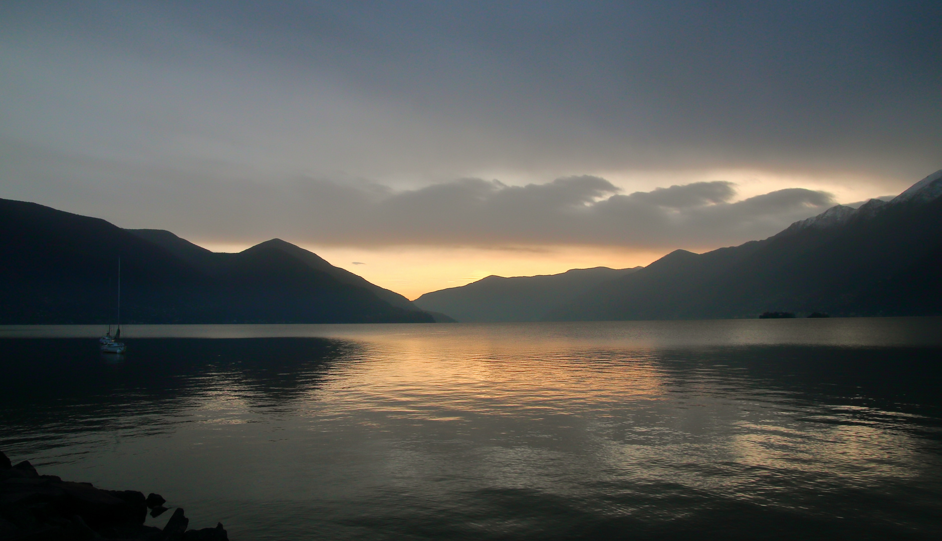 Wolkenspiegelung im Lago Maggiore.....