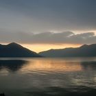 Wolkenspiegelung im Lago Maggiore.....