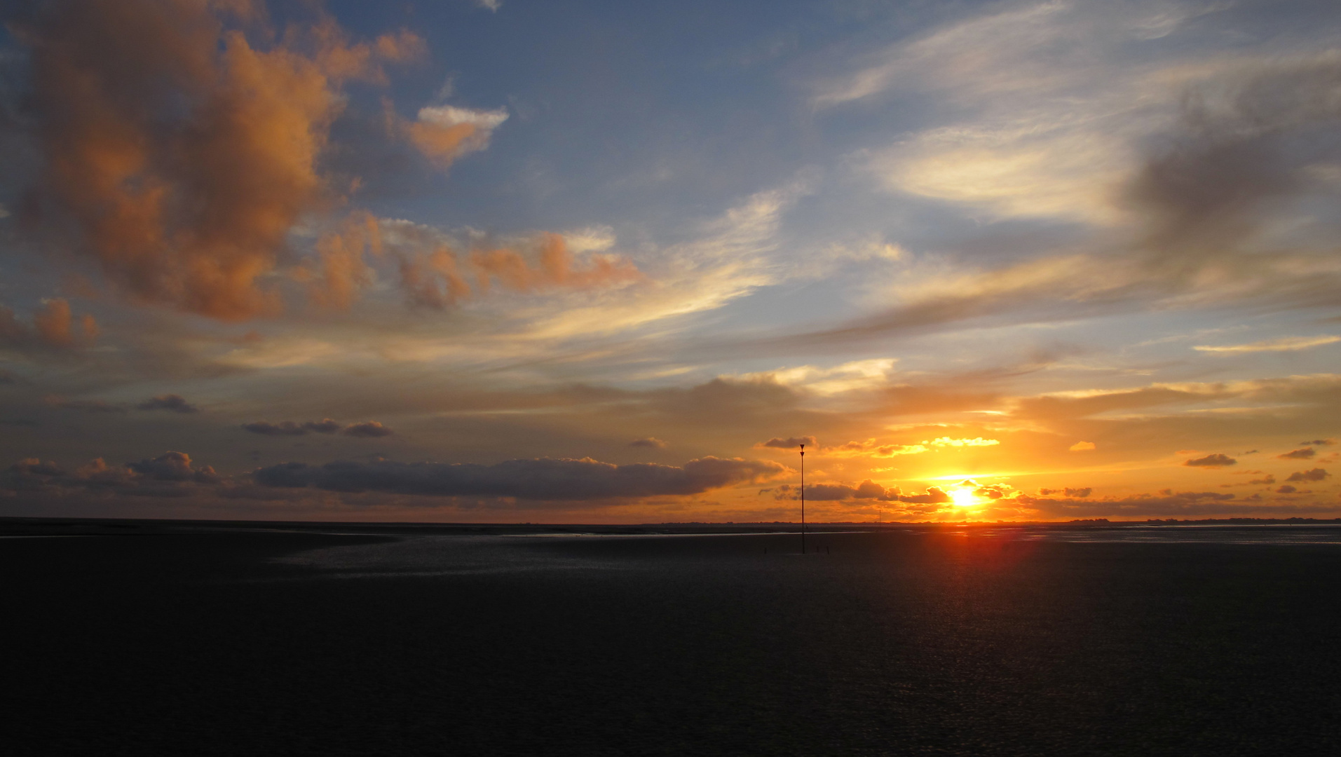 Wolkenspiel am Abend an der Nordsee