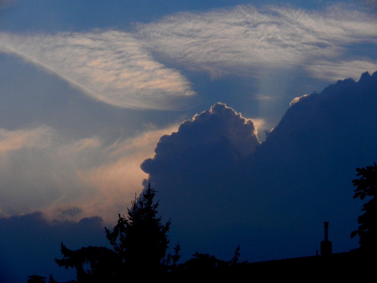 Wolkenspiel am Sommerabend