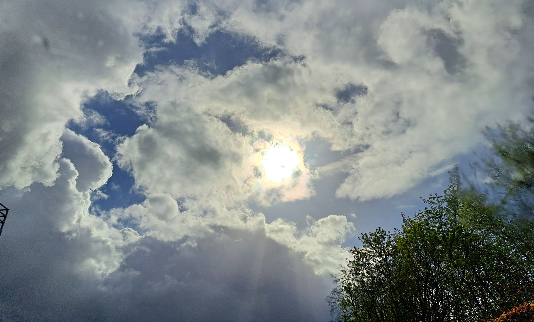 Wolkenspiel am Sonntag mit Sonne