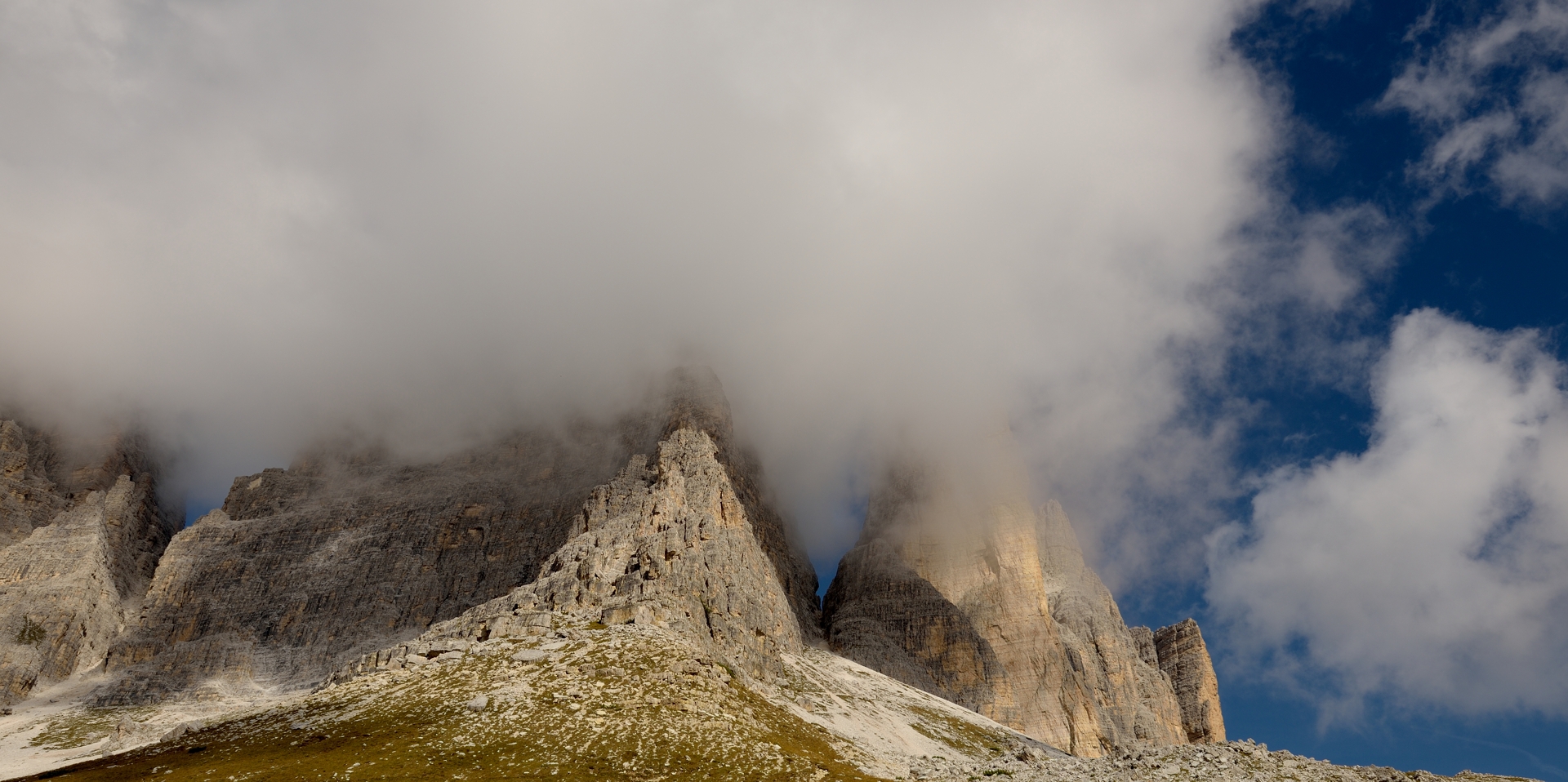 Wolkenspiel auf der Südseite der Drei Zinnen.