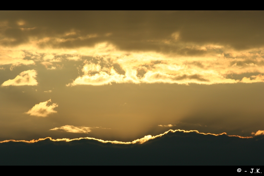 Wolkenspiel im Sonnenuntergang