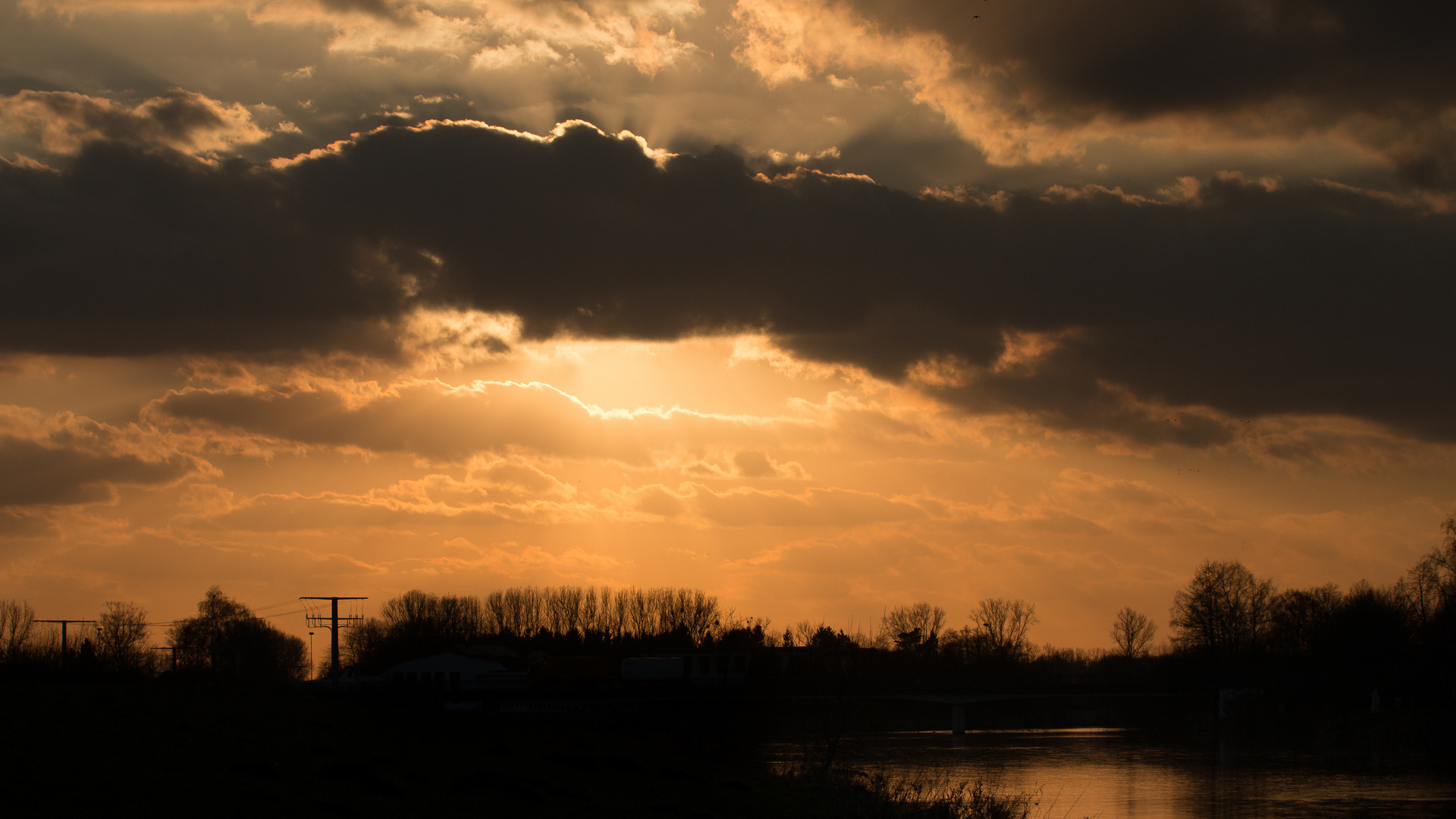 Wolkenspiel in der goldenen Stunde