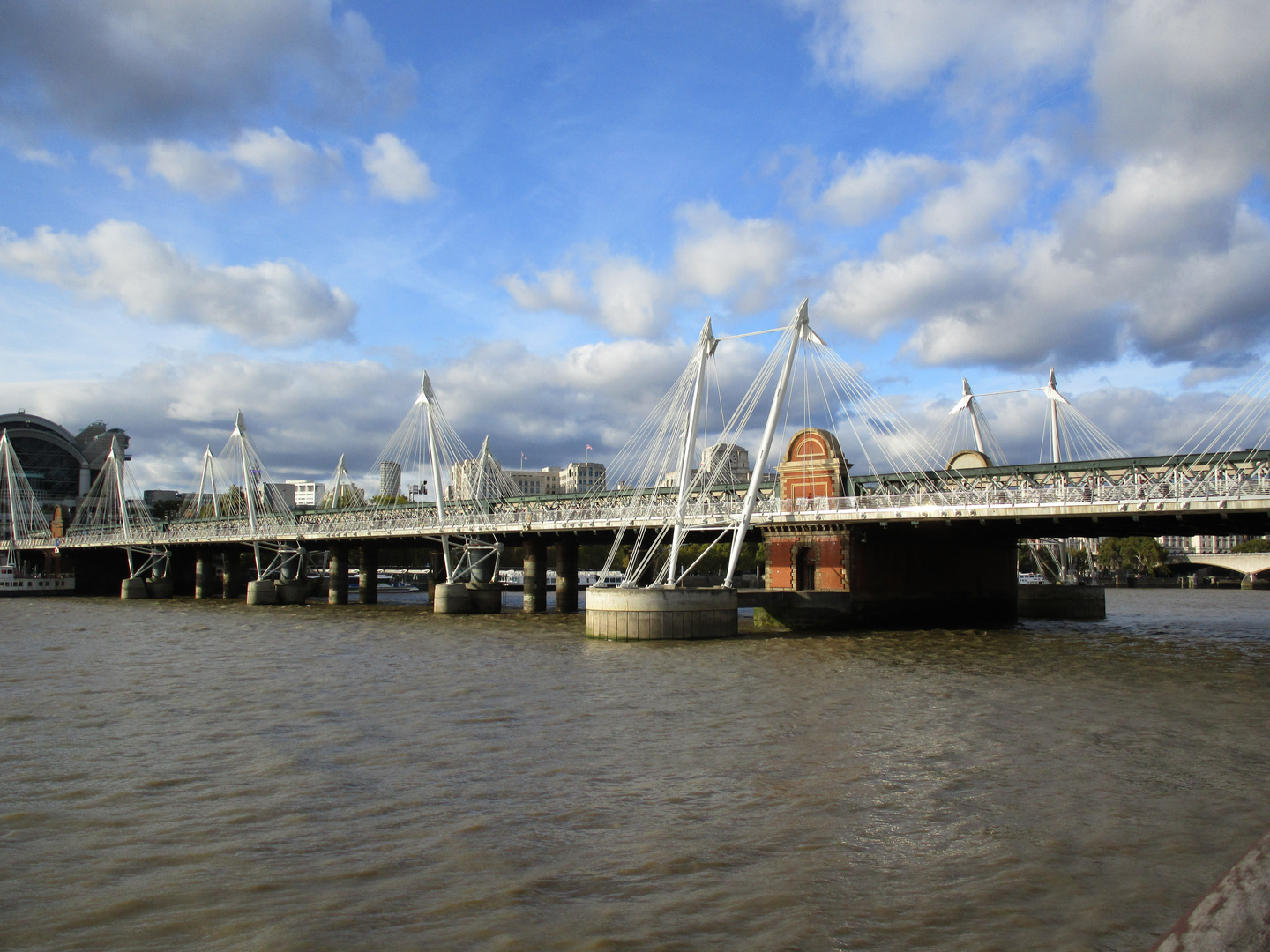 Wolkenspiel mit Brücke