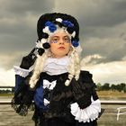 Wolkenspiel mit Cosplayerin