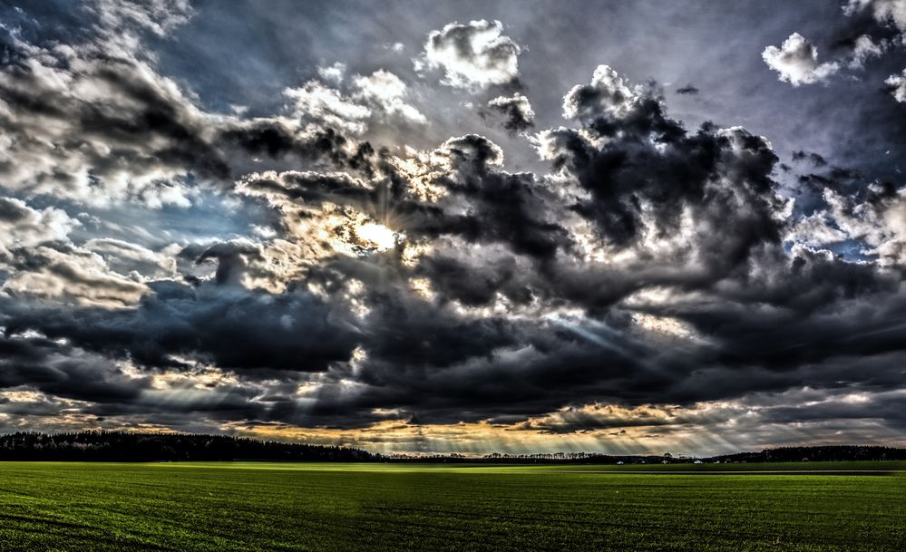 Wolkenspiel mit Sonne