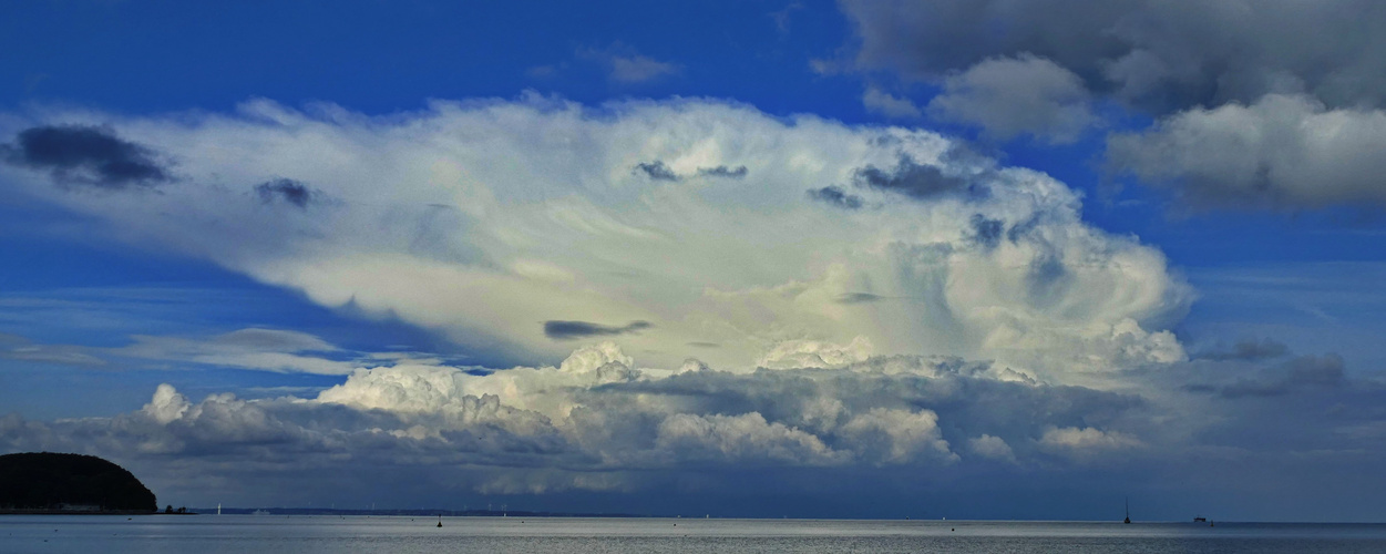 Wolkenspiel vor Travemünde