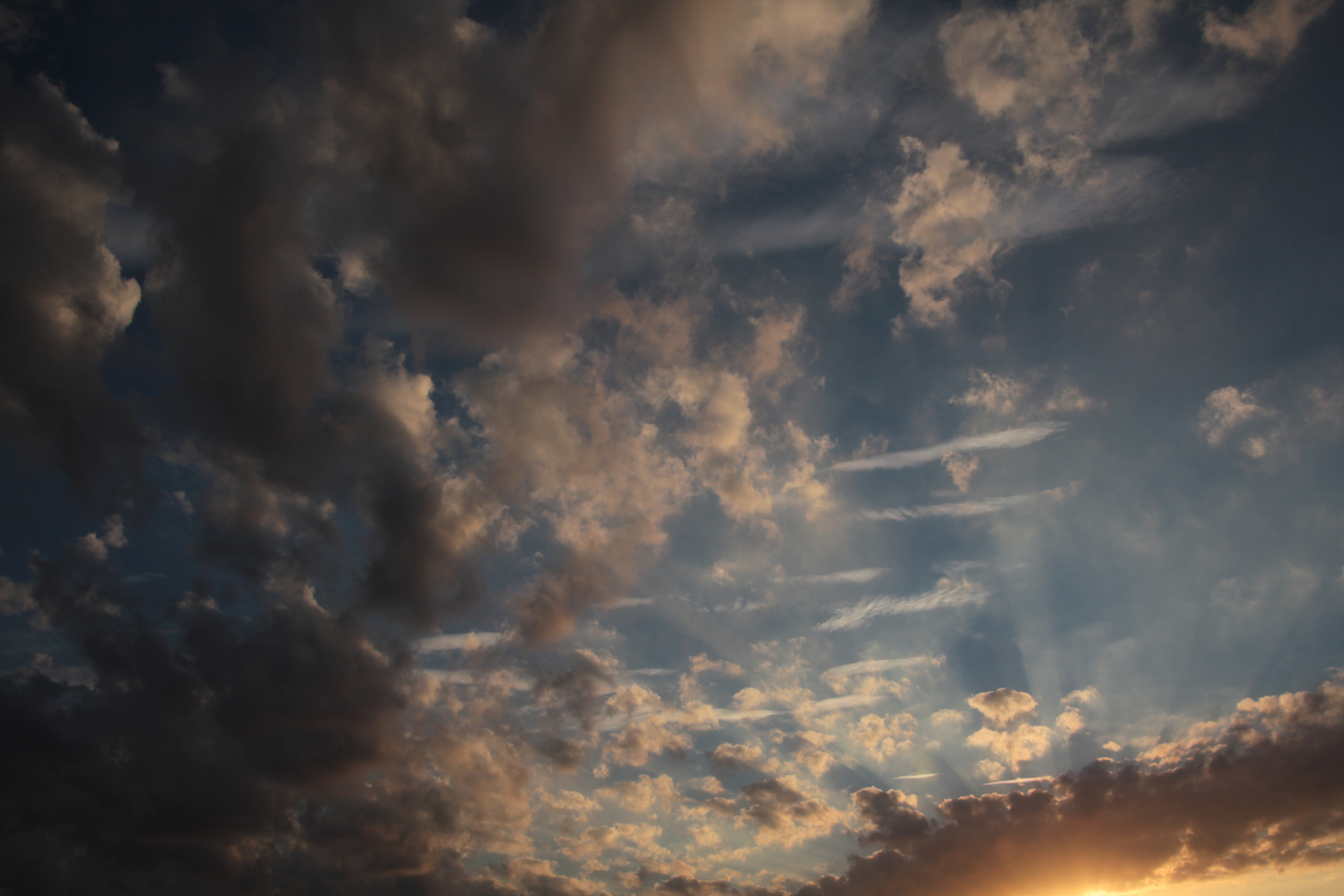 Wolkenspiel zum Sonnenuntergang