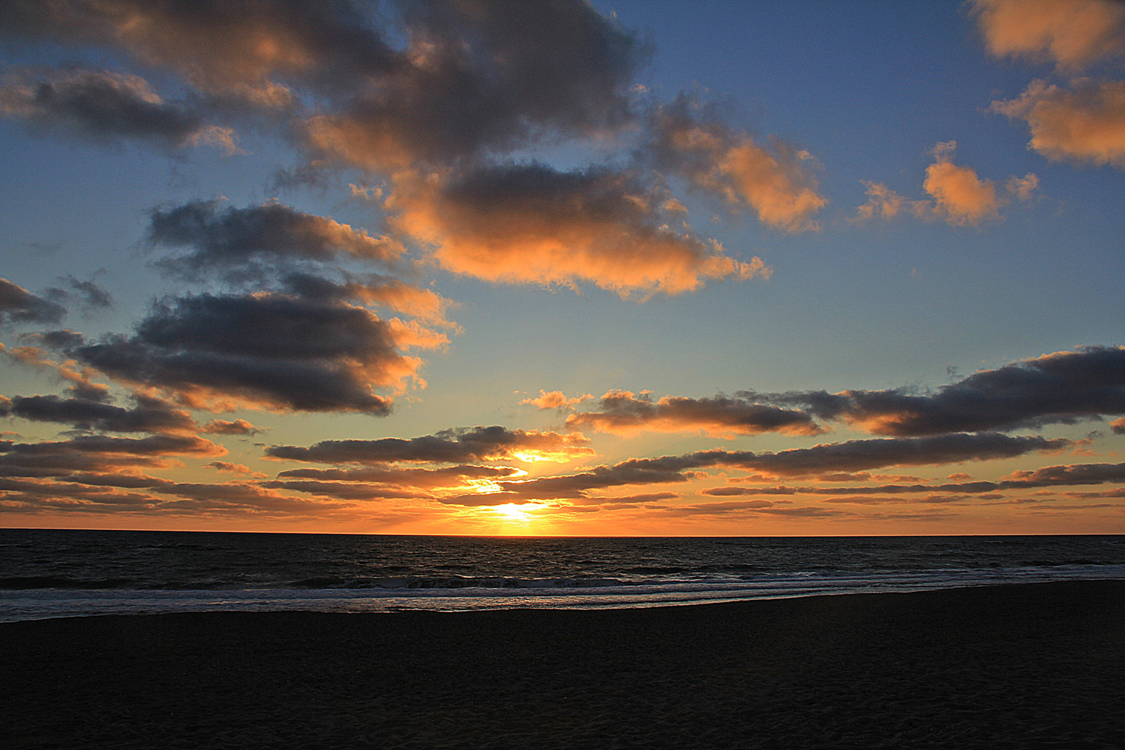 Wolkenspiel zur Blauen Stunde