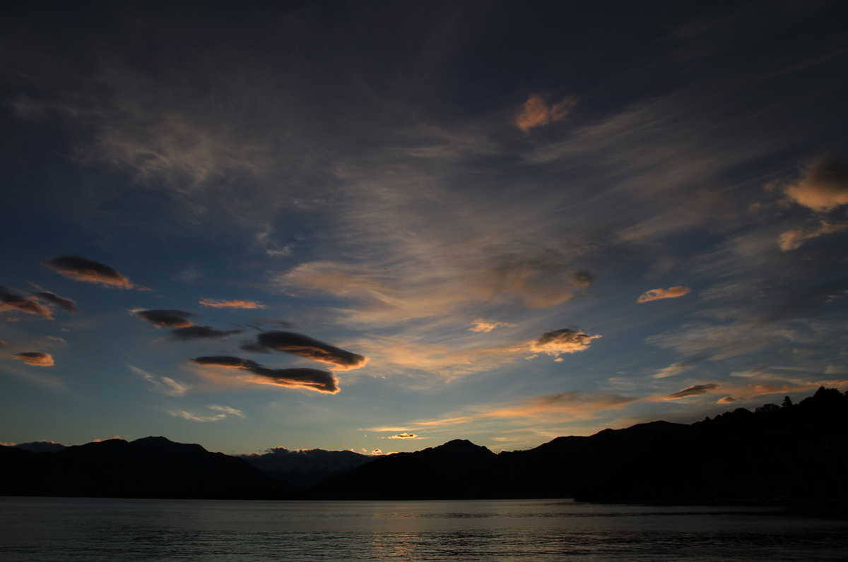 Wolkenspiele über den Bergen am Lago Maggiore