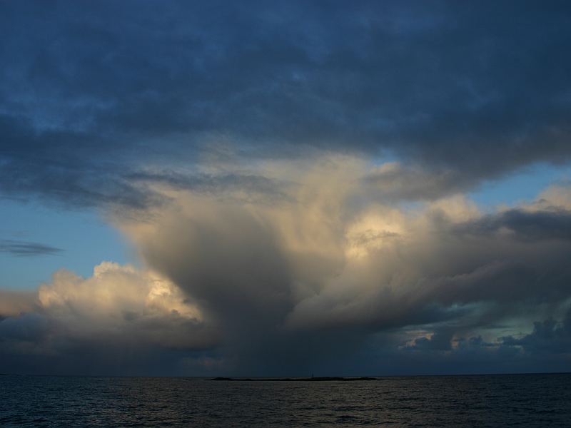 Wolkenspiele über der Küste von Norwegen.Dezember 2005