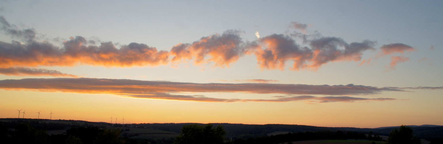 Wolkenspiele zur Blauen Stunde 