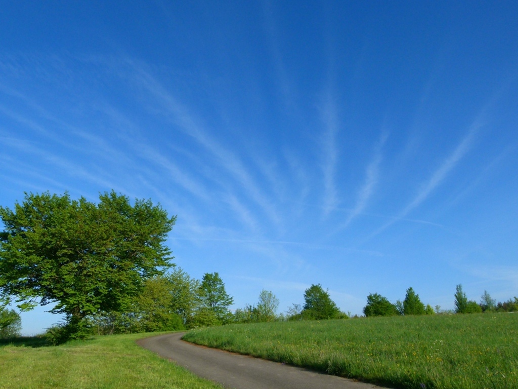 Wolkenstahlen am blauen Himmel