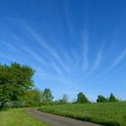 Wolkenstahlen am blauen Himmel