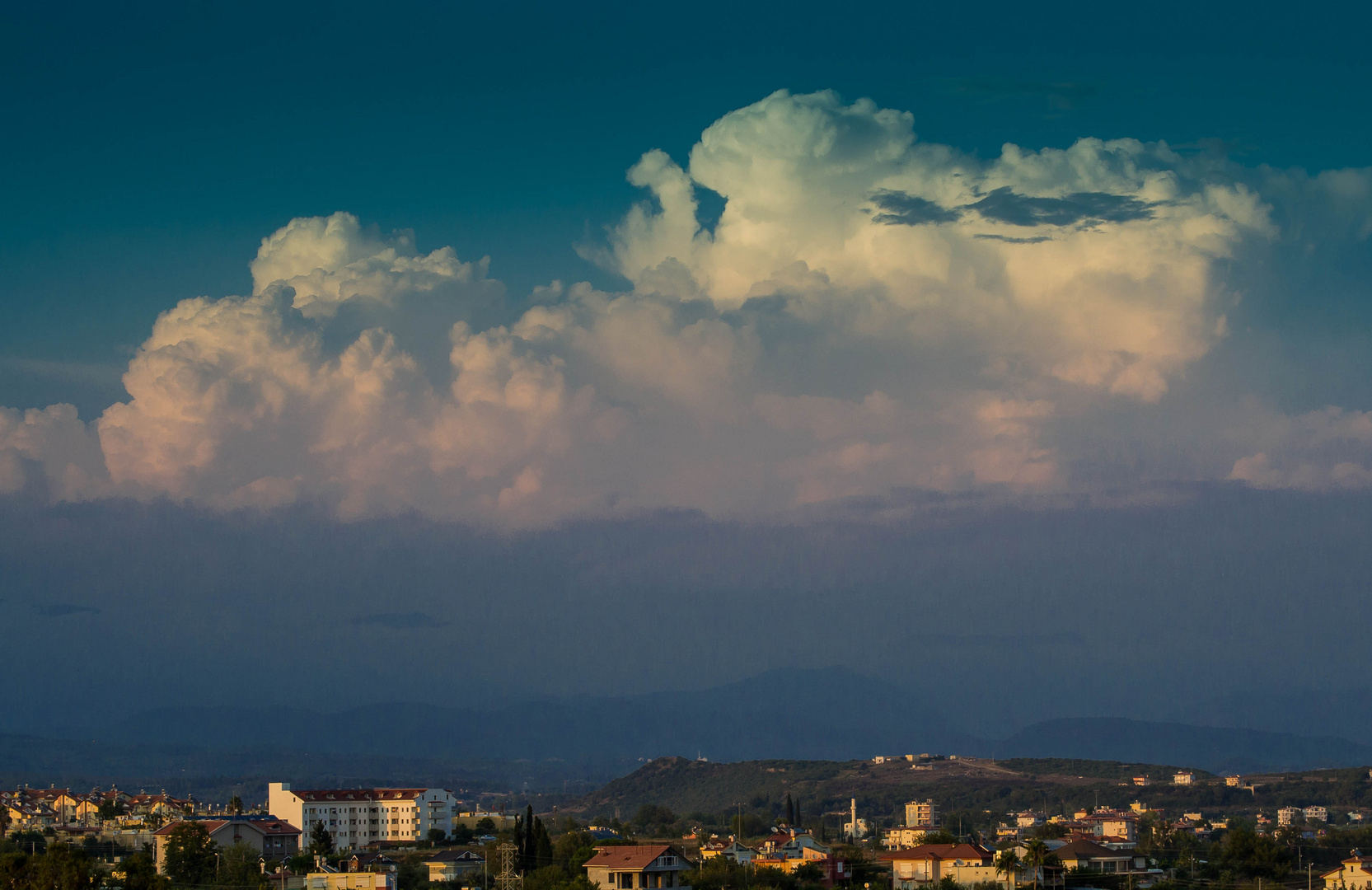 Wolkenstau vor den Bergen