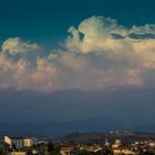 Wolkenstau vor den Bergen