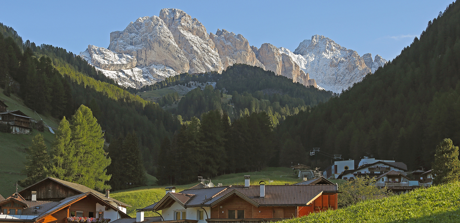 Wolkenstein mit der Geislergruppe im Grödnertal in den Dolomiten