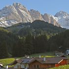 Wolkenstein mit der Geislergruppe im Grödnertal in den Dolomiten