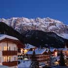 Wolkenstein / Selva Gardena am Abend - Im Hintergrund das Sella-Massiv