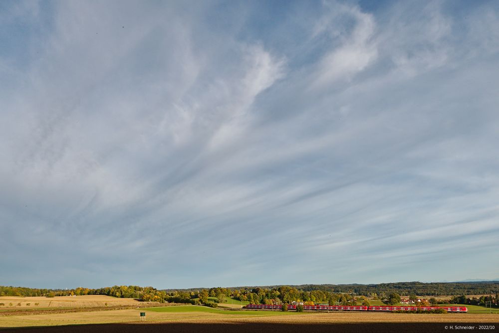 Wolkenstimmung mit S-Bahn