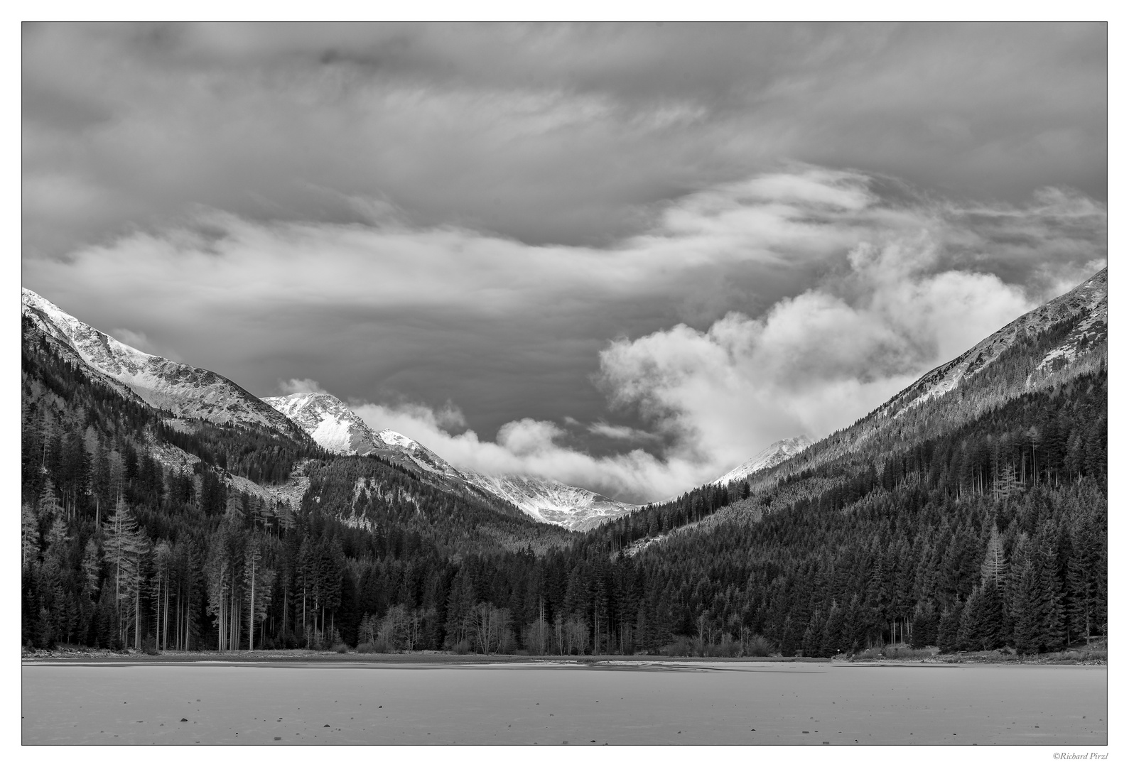 Wolkenstimmung über dem Bergsee