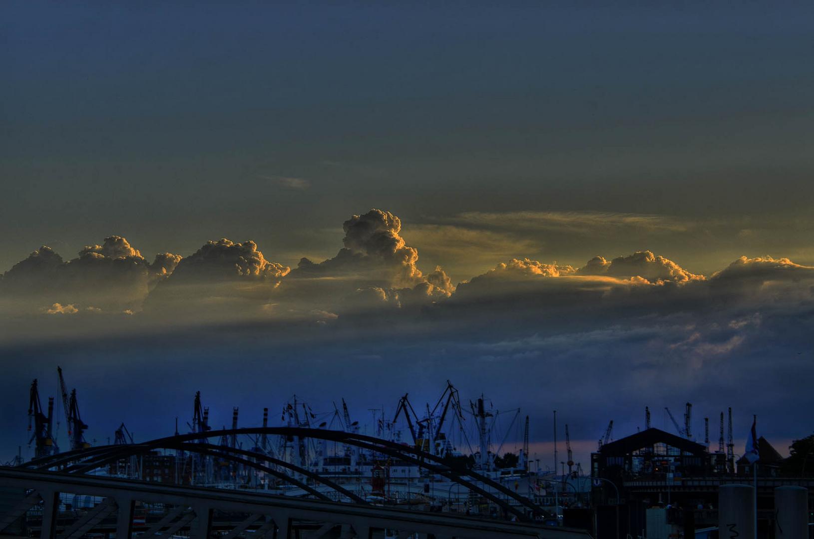 Wolkenstimmung über dem Hamburger Hafen