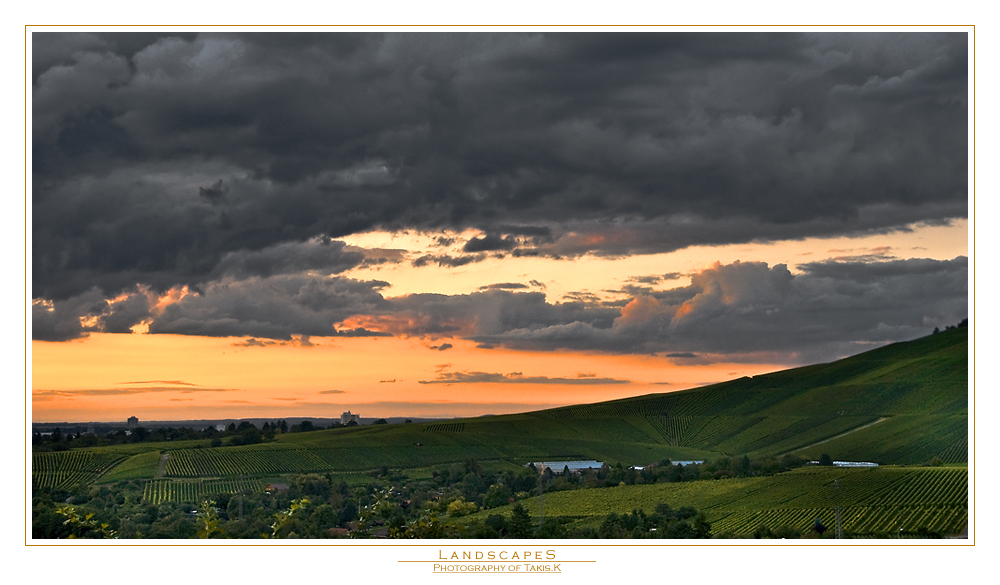 Wolkenstimmung über den Weinbergen