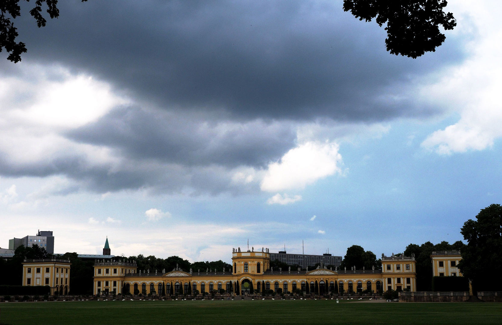 Wolkenstimmung über der Orangerie Kassel