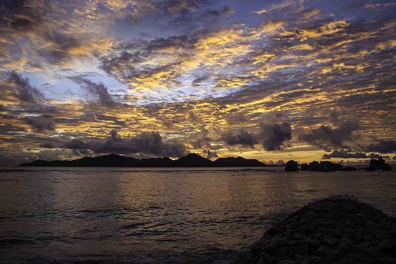 Wolkenstimmung zum Sonnenuntergang über Praslin, HDR, Seychellen