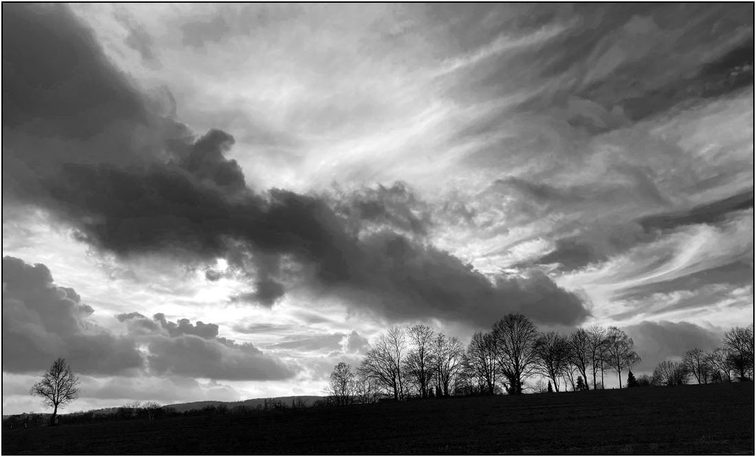 Wolkenstudie schwarzweiß