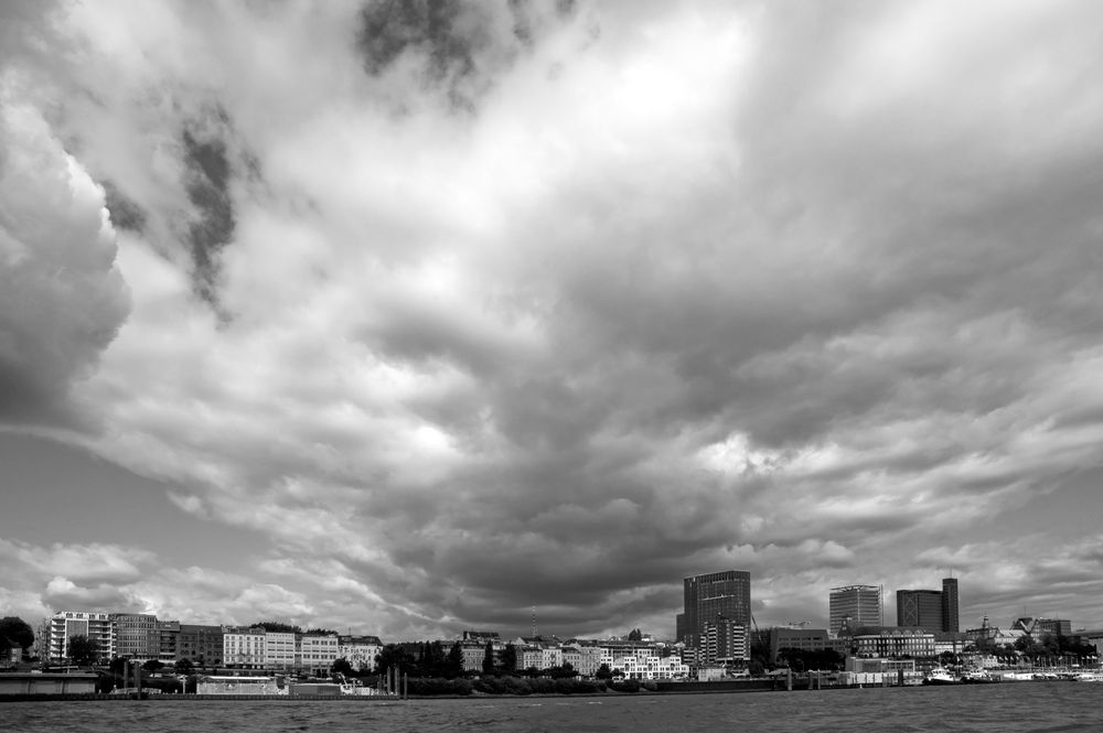 Wolkenszenario im Hamburger Hafen, Hafenstrasse