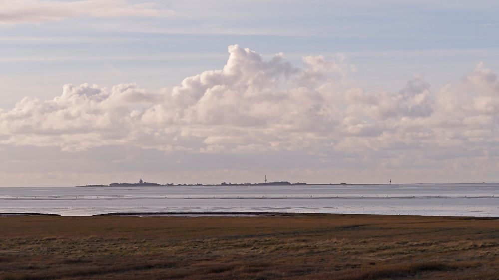 Wolkentürme über der Insel Neuwerk vor Cuxhaven-Duhnen