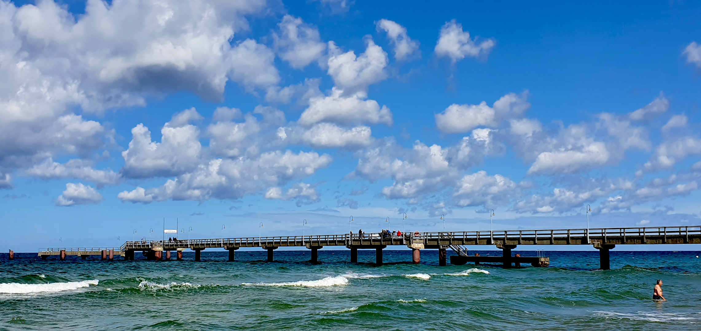 Wolkentupfer über der Seebrücke in Göhren***