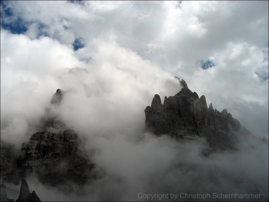 Wolkenumwobener Gipfel in den Sextener Dolomiten