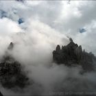 Wolkenumwobener Gipfel in den Sextener Dolomiten