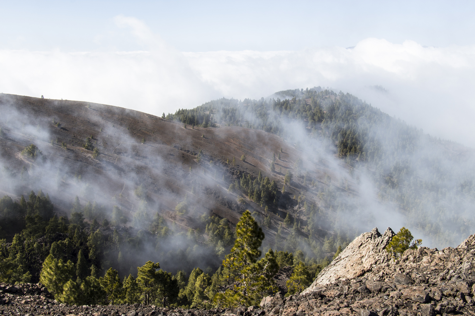 Wolkenverhangene Vulkanlandschaft auf La Palma