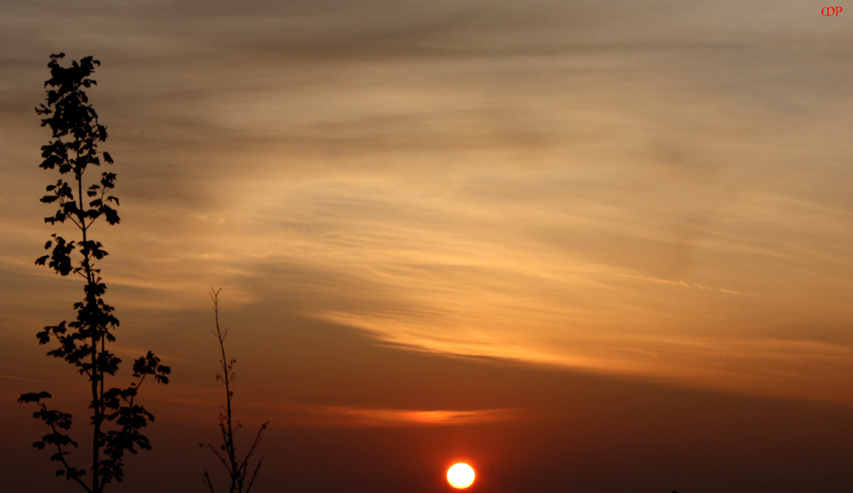 wolkenverhangener Abendhimmel