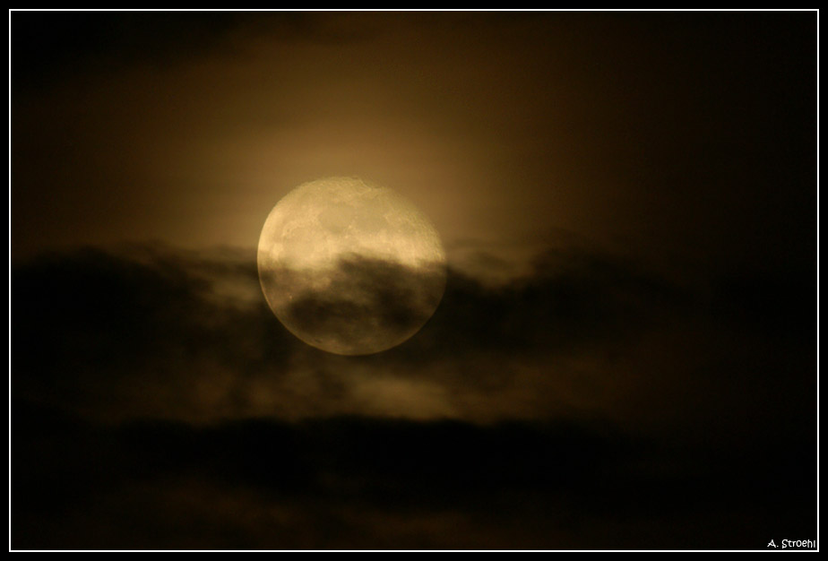 Wolkenverhangener Mond