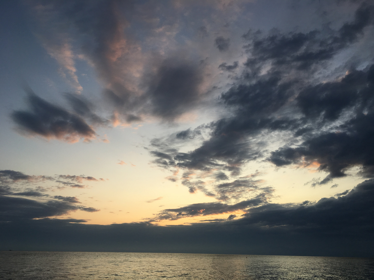 Wolkenverhangener Sonnenaufgang