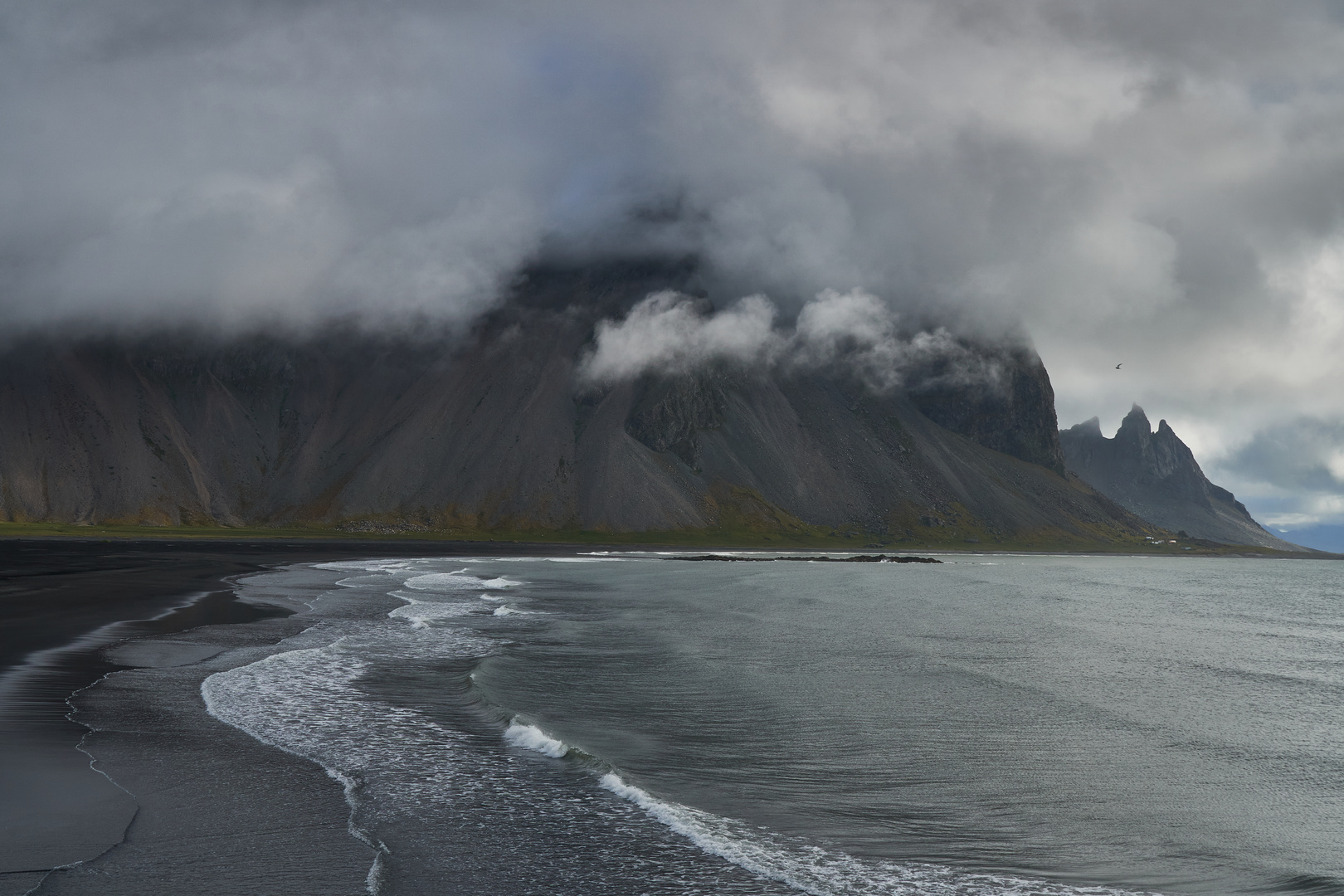 Wolkenverhangenes Vestrahorn