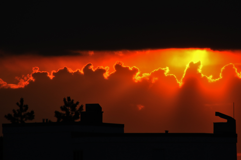 Wolkenversammlung bei Sonnenaufgang