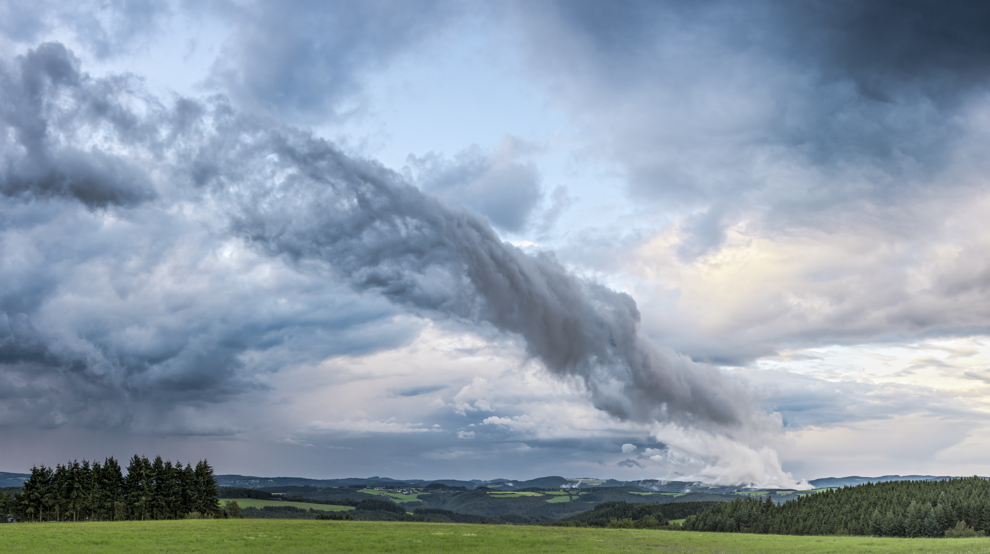 Wolkenwalze mit eingelagerten Turbulenzstrukturen