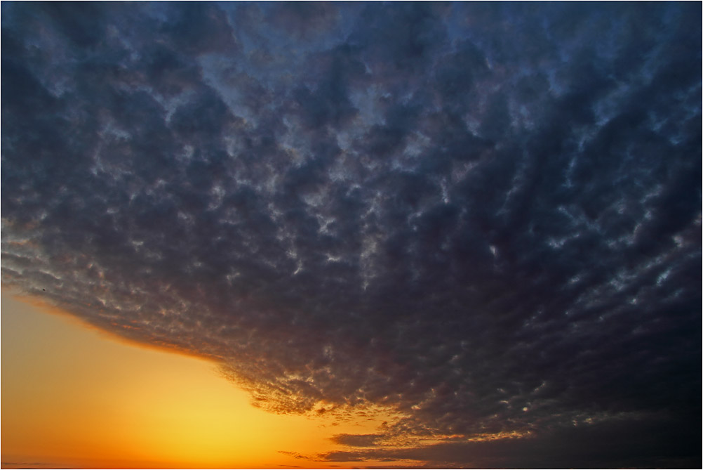 Wolkenwand bei Sonnenaufgang