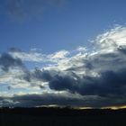 Wolkenwand über dem Feld