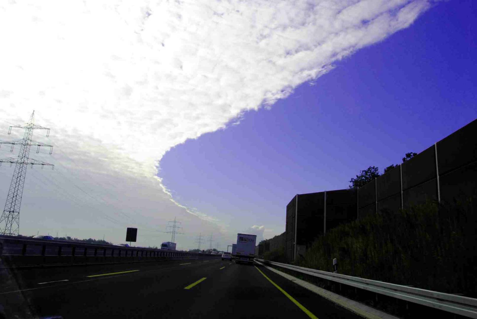 Wolkenwand über der A46