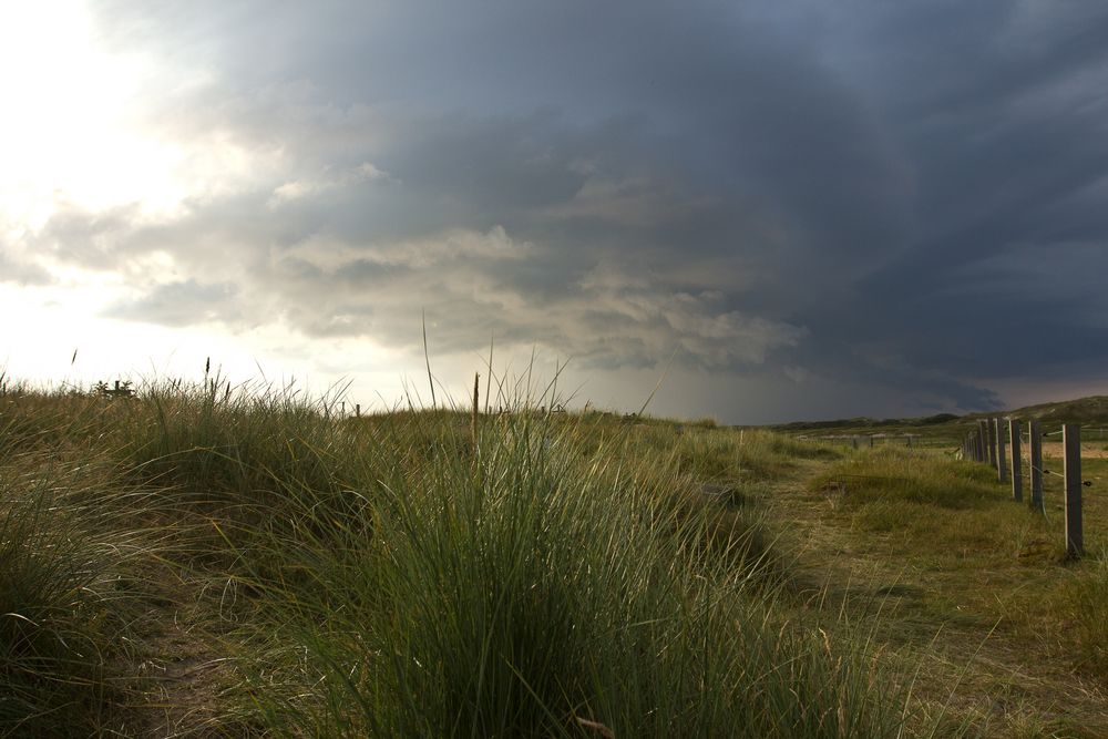 Wolkenwand vor Norderney von Serfotocom 