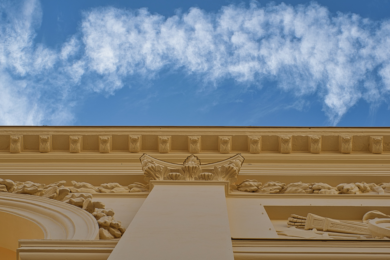 Wolkenwatte und Steinornament