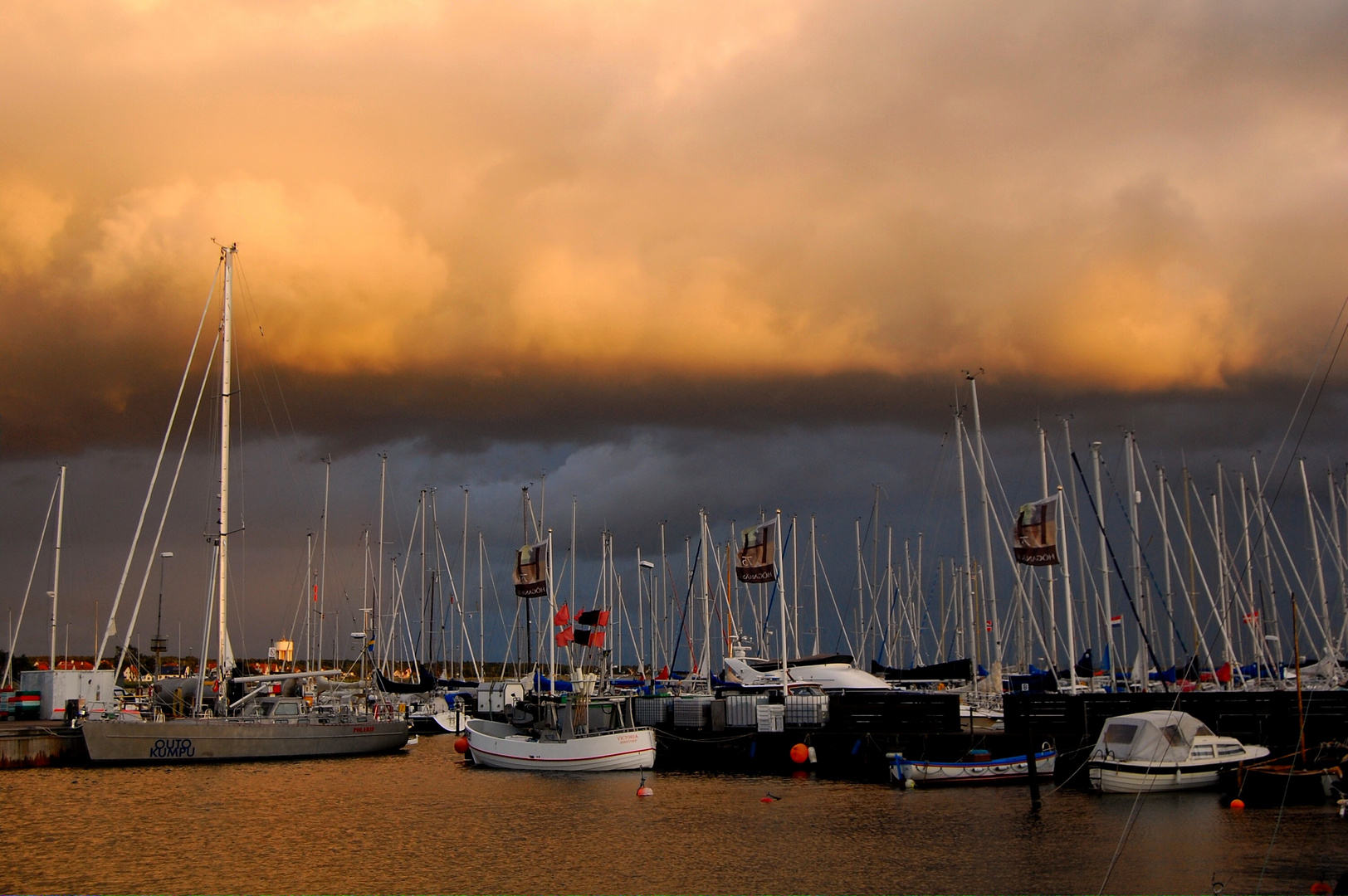 Wolkenwelle über dem Schiffshafen